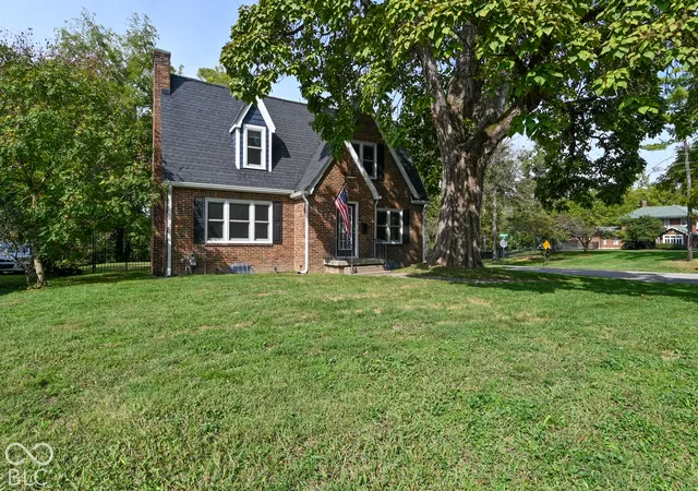Photo 2 of Single family home for sale at 2212 Washington St, Columbus, IN 47201 | MLS# 22126019 | Listing updated on 2026-10-08