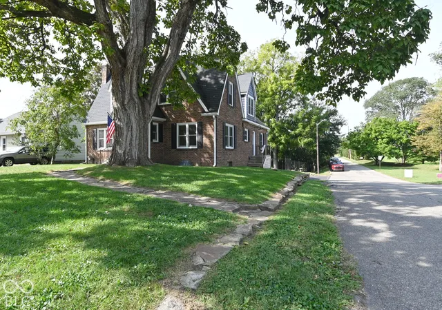 Photo 3 of Single family home for sale at 2212 Washington St, Columbus, IN 47201 | MLS# 22126019 | Listing updated on 2026-10-08