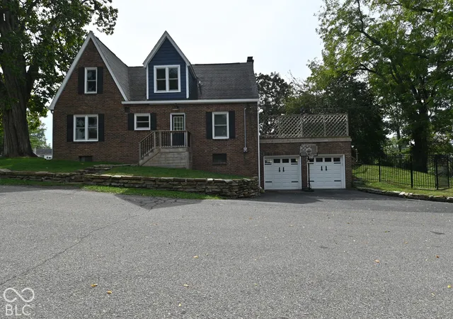 Photo 3 of Single family home for sale at 2212 Washington St, Columbus, IN 47201 | MLS# 22126019 | Listing updated on 2026-10-08