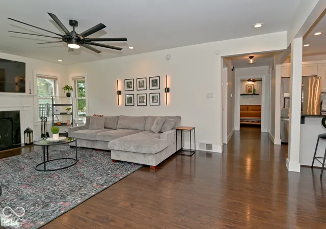 Photo 4 of Single family home for sale at 2212 Washington St, Columbus, IN 47201 | MLS# 22126019 | Listing updated on 2026-10-08