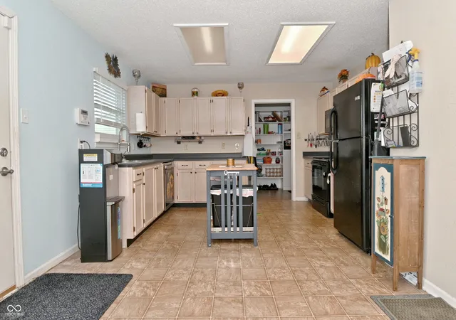 Photo 4 of Single family home for sale at 2372 Shadowbrook Dr, Plainfield, IN 46168 | MLS# 22126076 | Listing updated on 2026-09-23