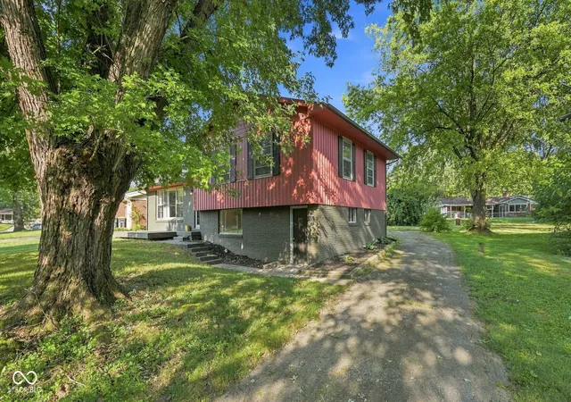 Photo 4 of Single family home for sale at 2700 Redbud Ln, Anderson, IN 46011 | MLS# 22126145 | Listing updated on 2026-09-17