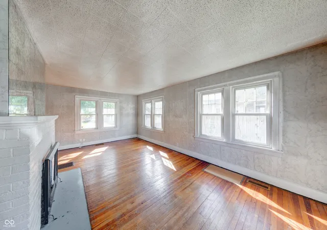 Photo 3 of Single family home for sale at 37 W Vermont St, Brownsburg, IN 46112 | MLS# 22126176 | Listing updated on 2026-10-08