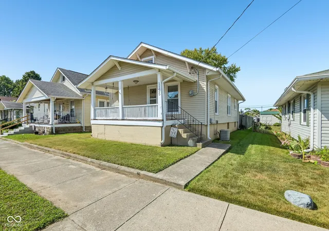 Photo 3 of Single family home for sale at 1135 Meridian St, Shelbyville, IN 46176 | MLS# 22126250 | Listing updated on 2026-09-30