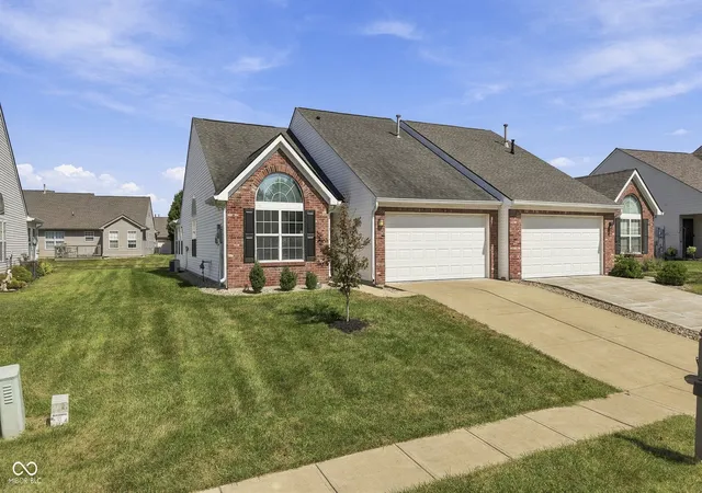 Single family home for sale at 1170 Creek Bnd Dr, Greenwood, IN 46143 | MLS# 22126267