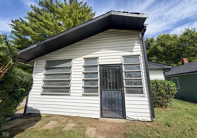 Photo 3 of Single family home for sale at 818 W 25th Street, Indianapolis, IN 46208 | MLS# 22126275 | Listing updated on 2026-09-18