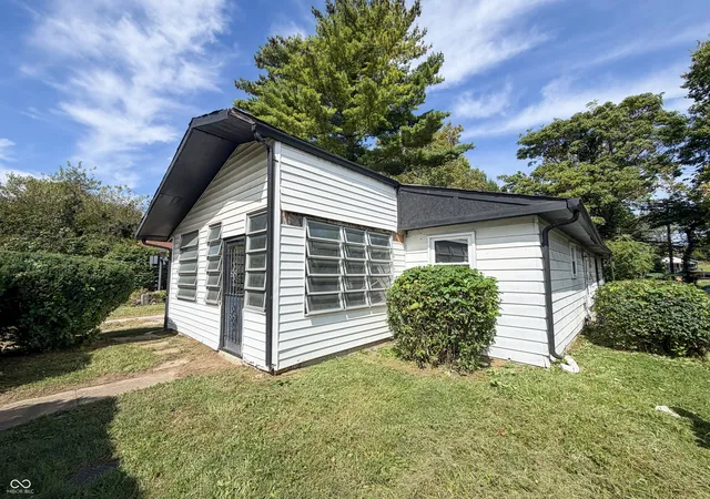 Photo 4 of Single family home for sale at 818 W 25th Street, Indianapolis, IN 46208 | MLS# 22126275 | Listing updated on 2026-09-18