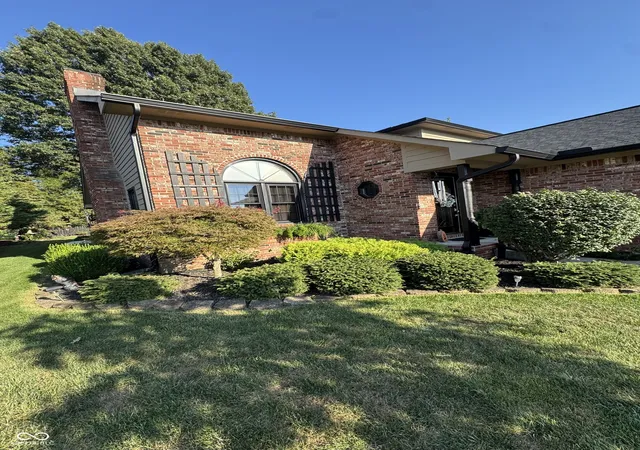 Photo 2 of Single family home for sale at 1267 Mount Brk Ct, Greenwood, IN 46143 | MLS# 22126303 | Listing updated on 2026-09-23