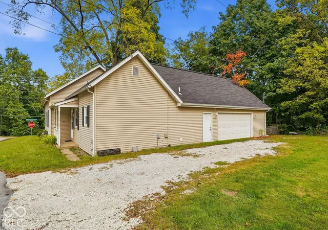 Photo 2 of Single family home for sale at 1519 W Wabash Ave, Crawfordsville, IN 47933 | MLS# 22126337 | Listing updated on 2026-10-02