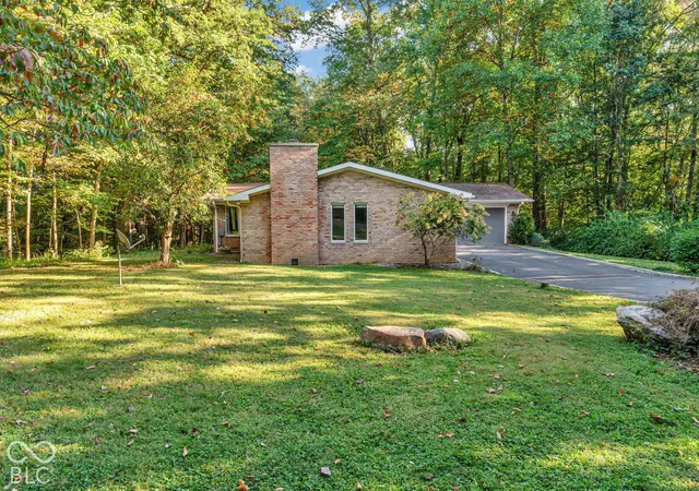 Photo 2 of Single family home for sale at 1042 N Farmington Dr, Crawfordsville, IN 47933 | MLS# 22126342 | Listing updated on 2026-10-27