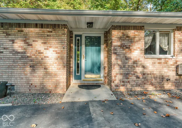 Photo 3 of Single family home for sale at 1042 N Farmington Dr, Crawfordsville, IN 47933 | MLS# 22126342 | Listing updated on 2026-10-27