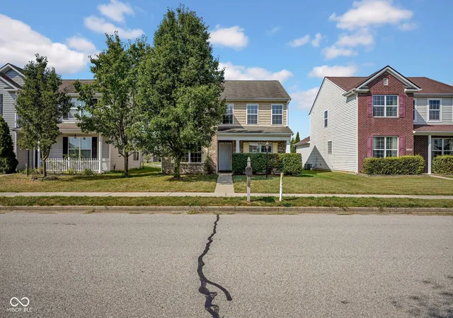 Photo 2 of Single family home for sale at 3370 Shadow Crk Blvd, Columbus, IN 47201 | MLS# 22126350 | Listing updated on 2026-09-22