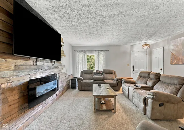 Photo 2 of Single family home for sale at 907 Cragwood Ct, Plainfield, IN 46168 | MLS# 22126361 | Listing updated on 2026-10-06