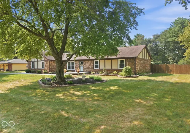Photo 2 of Single family home for sale at 5976 Williams Dr, Plainfield, IN 46168 | MLS# 22126381 | Listing updated on 2026-09-24