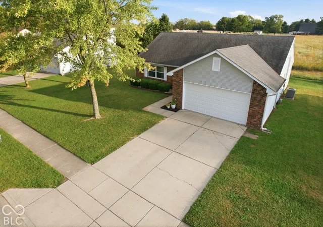 Photo 3 of Single family home for sale at 208 Fountain Lake Dr S, Shelbyville, IN 46176 | MLS# 22126495 | Listing updated on 2026-10-06