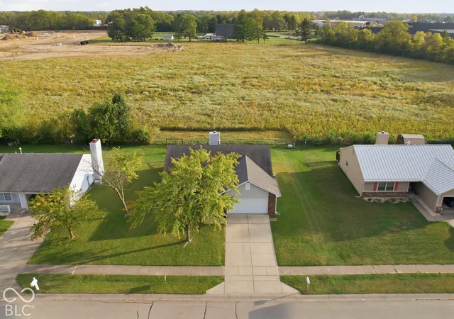 Photo 3 of Single family home for sale at 208 Fountain Lake Dr S, Shelbyville, IN 46176 | MLS# 22126495 | Listing updated on 2026-10-06