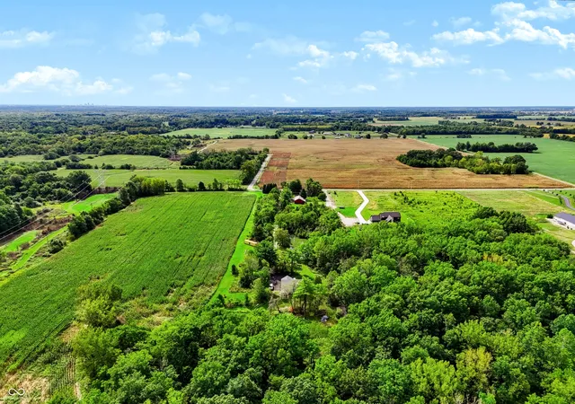 Photo 4 of Sale Pending at 8490 E 100 South, Zionsville, IN 46077 | MLS# 22126513 | Listing updated on 2026-09-21