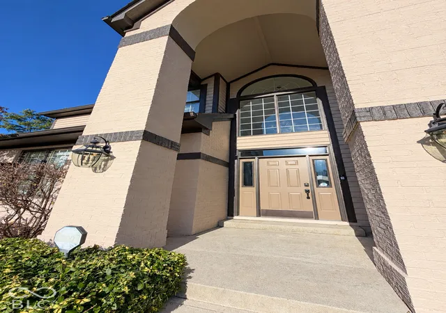 Photo 3 of Sale Pending at 8917 Admirals Bay Dr, Indianapolis, IN 46236 | MLS# 22126540 | Listing updated on 2026-10-19