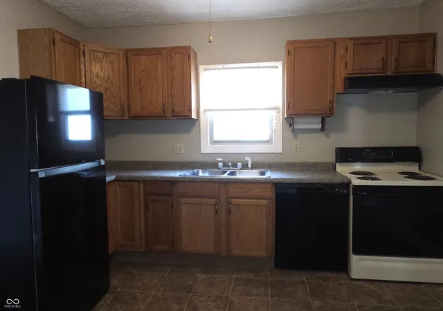 Photo 3 of Single family home for sale at 324 W Locust St, Shelbyville, IN 46176 | MLS# 22126593 | Listing updated on 2026-09-24
