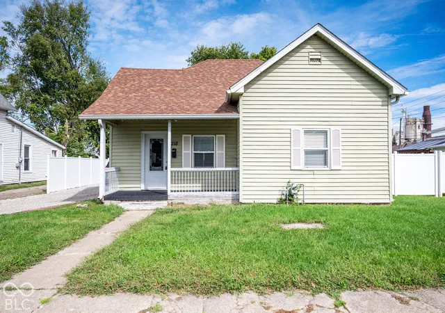 Photo 2 of Single family home for sale at 218 E Mechanic St, Shelbyville, IN 46176 | MLS# 22126659 | Listing updated on 2026-09-27