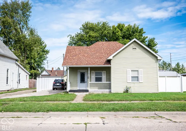 Photo 3 of Single family home for sale at 218 E Mechanic St, Shelbyville, IN 46176 | MLS# 22126659 | Listing updated on 2026-09-27
