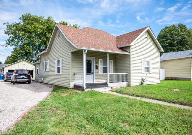 Photo 4 of Single family home for sale at 218 E Mechanic St, Shelbyville, IN 46176 | MLS# 22126659 | Listing updated on 2026-09-27