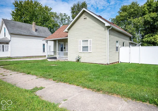 Photo 3 of Single family home for sale at 218 E Mechanic St, Shelbyville, IN 46176 | MLS# 22126659 | Listing updated on 2026-09-27