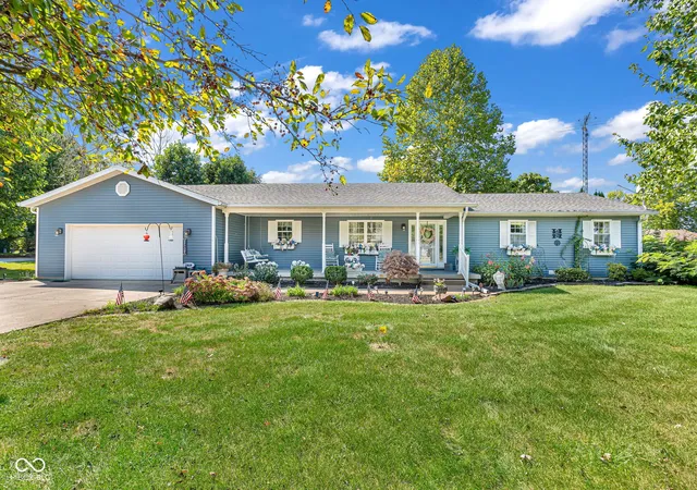 Single family home for sale at 1959 Chigger Holw W Dr, Crawfordsville, IN 47933 | MLS# 22126684