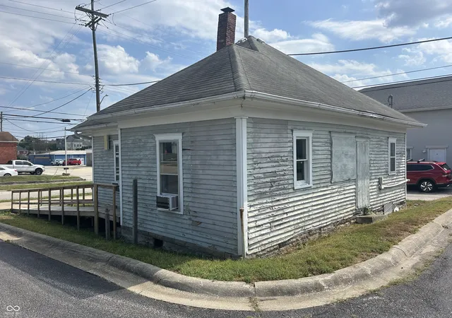 Photo 3 of Sale Pending at 1611 L St, Bedford, IN 47421 | MLS# 22126733 | Listing updated on 2026-10-02