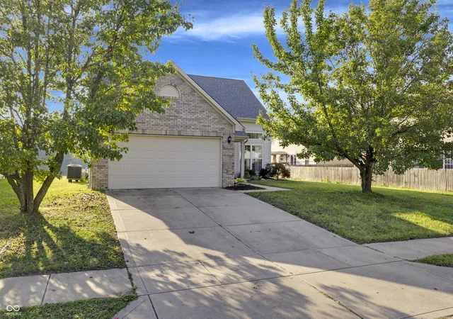 Photo 2 of Sale Pending at 7350 Pipestone Dr, Indianapolis, IN 46217 | MLS# 22126763 | Listing updated on 2026-10-19