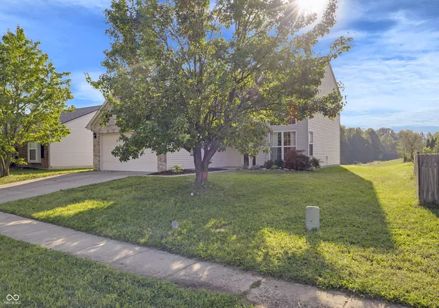 Photo 3 of Sale Pending at 7350 Pipestone Dr, Indianapolis, IN 46217 | MLS# 22126763 | Listing updated on 2026-10-19