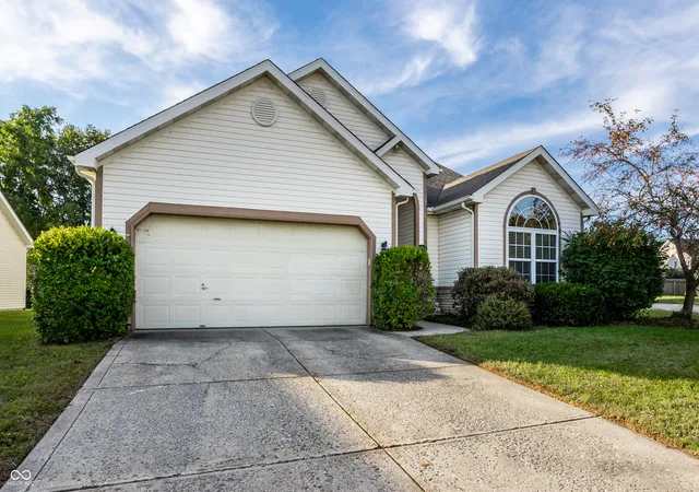 Photo 3 of Single family home for sale at 5853 Lost Oaks Dr, Carmel, IN 46033 | MLS# 22126770 | Listing updated on 2026-10-03