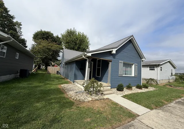 Photo 2 of Single family home for sale at 1035 N Sexton St, Rushville, IN 46173 | MLS# 22126903 | Listing updated on 2026-10-07