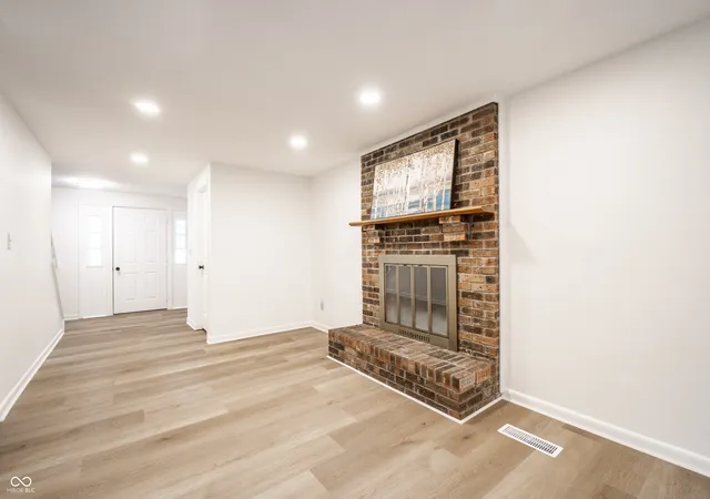 Photo 4 of Single family home for sale at 9320 Thornwood Dr, Indianapolis, IN 46250 | MLS# 22126919 | Listing updated on 2026-09-22