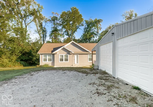 Photo 3 of Sale Pending at 1319 W Commerce St, Brownstown, IN 47220 | MLS# 22126934 | Listing updated on 2026-10-06