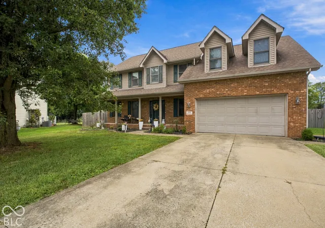 Photo 4 of Single family home for sale at 1992 Westminster Pl, Columbus, IN 47201 | MLS# 22127057 | Listing updated on 2026-09-25