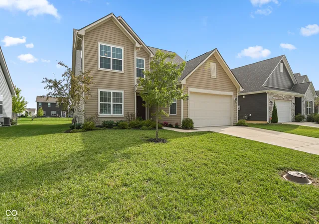 Photo 3 of Single family home for sale at 2389 Silver Spoon Dr, Greenfield, IN 46140 | MLS# 22127078 | Listing updated on 2026-10-12