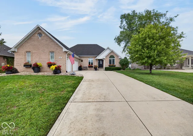 Photo 2 of Single family home for sale at 2807 Bloomsbury Dr S, Greenwood, IN 46143 | MLS# 22127108 | Listing updated on 2026-09-30