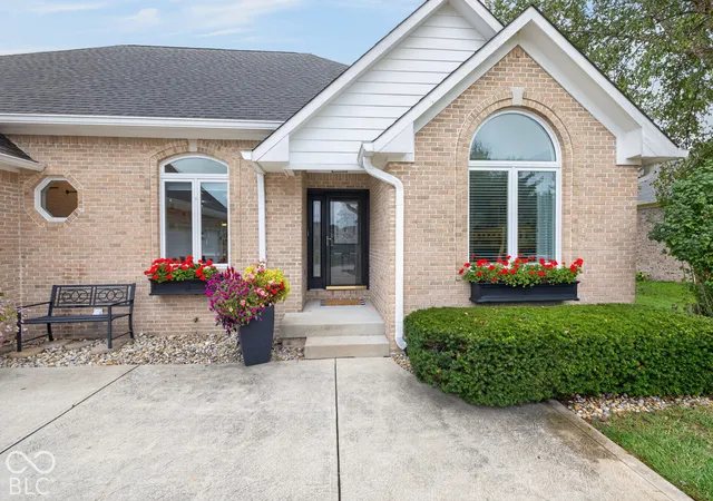 Photo 3 of Single family home for sale at 2807 Bloomsbury Dr S, Greenwood, IN 46143 | MLS# 22127108 | Listing updated on 2026-09-30