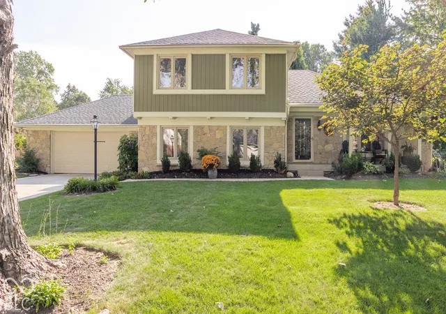 Photo 2 of Sale Pending at 531 E Village Dr, Carmel, IN 46032 | MLS# 22127109 | Listing updated on 2026-10-06