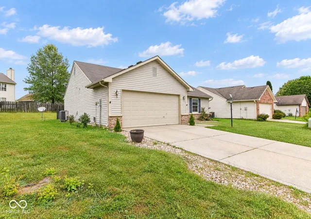 Photo 2 of Single family home for sale at 133 Brixton Woods W Dr, Pittsboro, IN 46167 | MLS# 22127126 | Listing updated on 2026-09-23