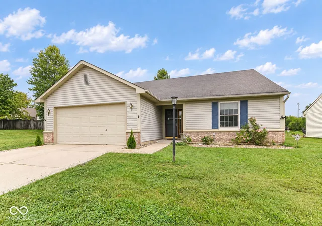 Photo 3 of Single family home for sale at 133 Brixton Woods W Dr, Pittsboro, IN 46167 | MLS# 22127126 | Listing updated on 2026-09-23