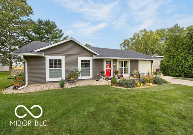 Photo 2 of Single family home for sale at 322 Oak St, Thorntown, IN 46071 | MLS# 22127131 | Listing updated on 2026-10-01
