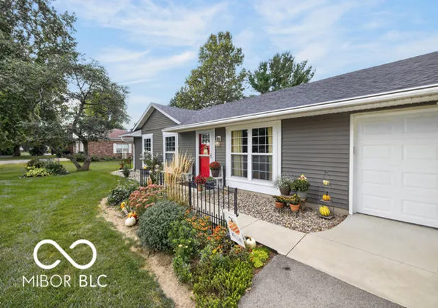Photo 3 of Single family home for sale at 322 Oak St, Thorntown, IN 46071 | MLS# 22127131 | Listing updated on 2026-10-01
