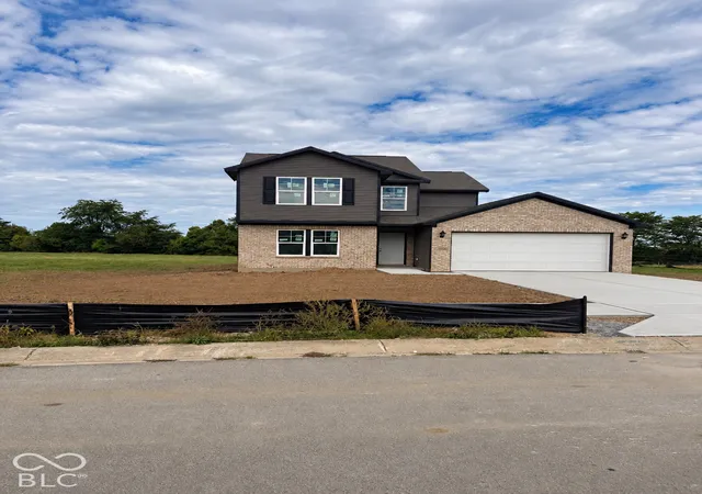 Photo 2 of Sale Pending at 3100 W Shasta Dr, Muncie, IN 47303 | MLS# 22127171 | Listing updated on 2026-10-20