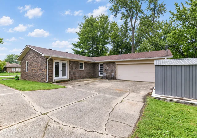 Photo 3 of Single family home for sale at 560 Margueritta Ct, Greenwood, IN 46143 | MLS# 22127185 | Listing updated on 2026-09-25