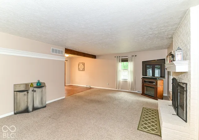 Photo 4 of Single family home for sale at 560 Margueritta Ct, Greenwood, IN 46143 | MLS# 22127185 | Listing updated on 2026-09-25