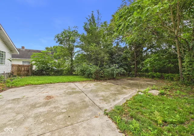 Photo 3 of Single family home for sale at 1611 Nichol Ave, Anderson, IN 46016 | MLS# 22127219 | Listing updated on 2026-09-22