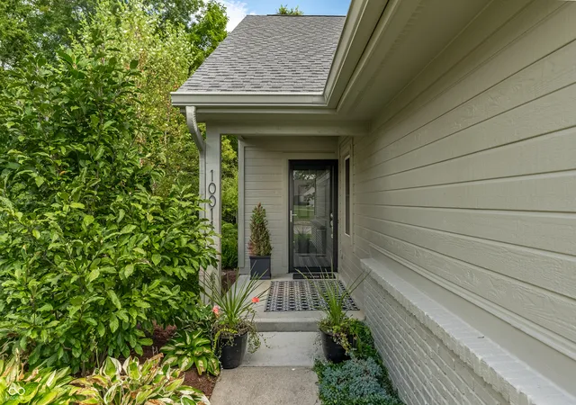 Photo 2 of Single family home for sale at 10011 Franklin Ct, Carmel, IN 46280 | MLS# 22127234 | Listing updated on 2026-09-24