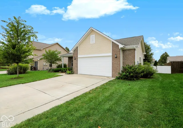 Photo 3 of Single family home for sale at 707 Prospector Dr, Greenfield, IN 46140 | MLS# 22127258 | Listing updated on 2026-09-26